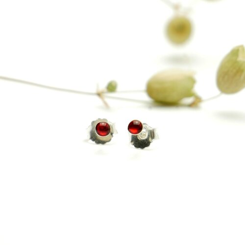 Boucles d'oreilles puces en argent 925/1000 et résine rouge grenat minimalistes