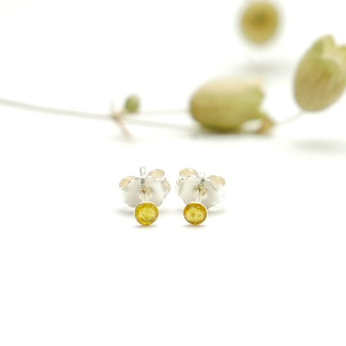 Boucles d'oreilles puces en argent 925/1000 et résine jaune ambre pailletée minimalistes