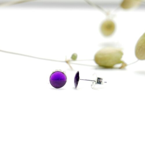 Boucles d'oreilles puces minimalistes en argent 925/1000 et résine violette translucide collection niji