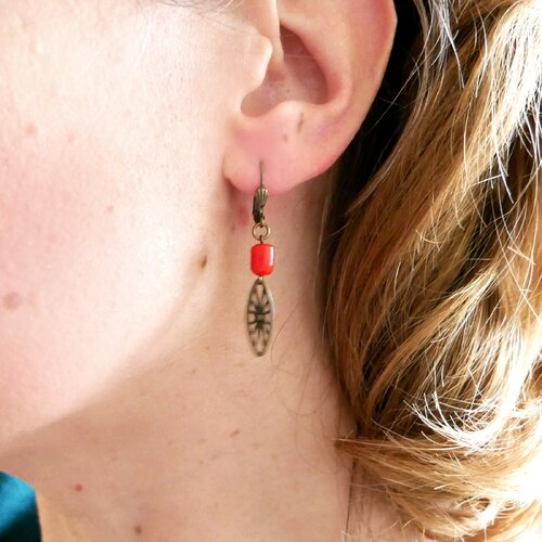 Boucles d'oreilles pendantes en bronze vieilli et perle rouge