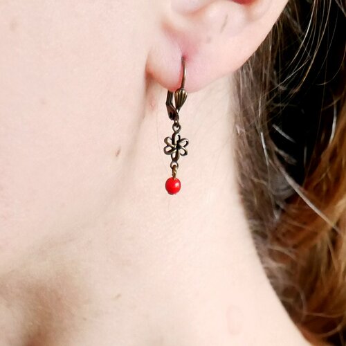 Boucles d'oreilles pendantes fleur et perle rouge en bronze vieilli minimalistes et légères