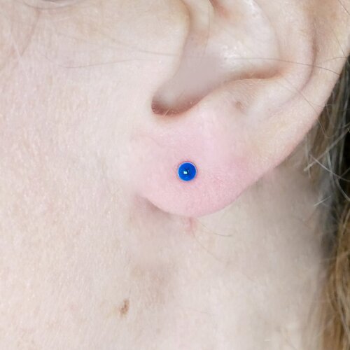 Boucles d'oreilles puces en argent 925/1000 et résine bleue pervenche collection