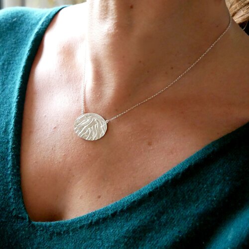 Médaillon avec chaine ovale en argent 925/1000 ajustable inspiré de la nature, collier nature pour femme fait main en france en argent 925