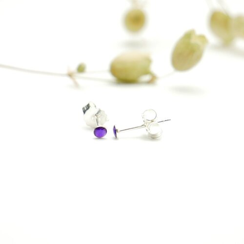 Boucles d'oreilles puces minimalistes en argent 925/1000 et résine violette translucide