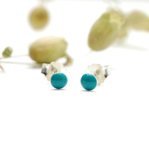Boucles d'oreilles puces minimalistes en argent 925/1000 et résine turquoise collection niji