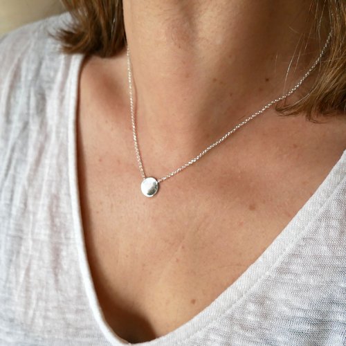 Collier avec médaillon rond ras de cou minimaliste en argent 925 longueur ajustable, collier fin pour femme