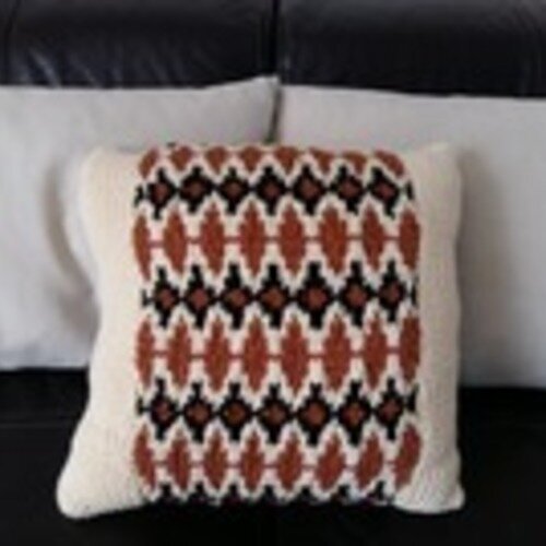 Coussin tricot motifs géométriques