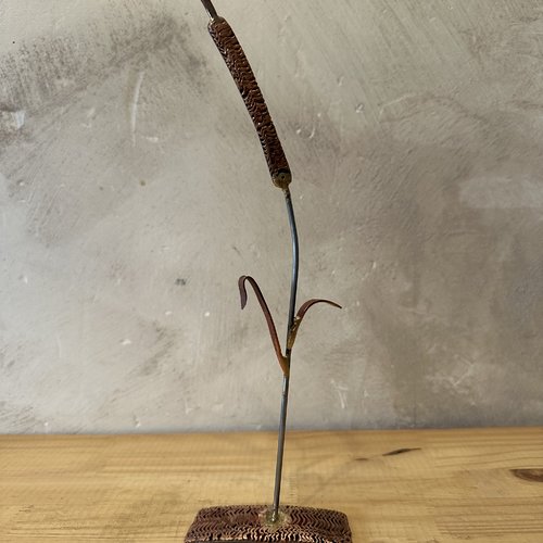 Petit roseau au socle rectangulaire