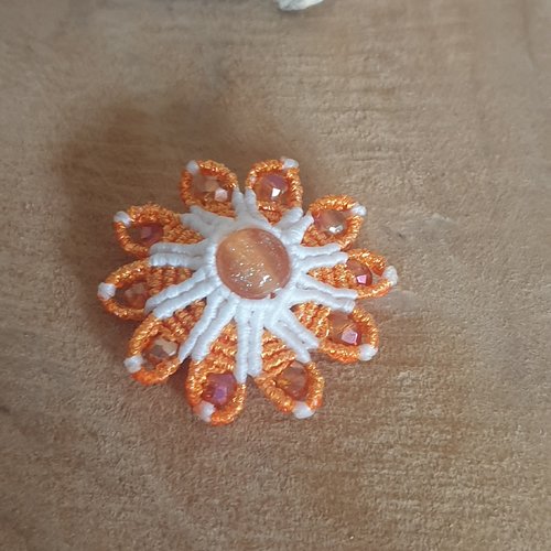 Broche macramé fleur d'oranger
