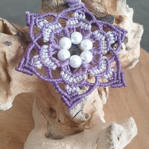 Collier fleur violette