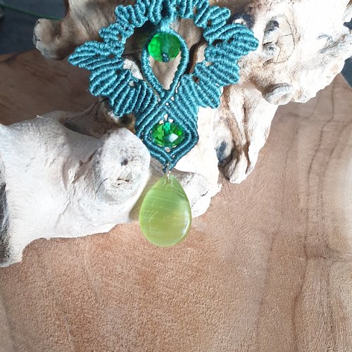 Fabriqué à la main, ce collier est conçu en micro-macramé, une méthode de tressage avec des fils de coton cirés.