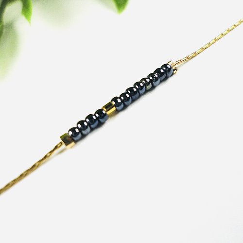 Bracelet en perles rocailles noires nacrées, bracelet minimaliste et fin, bijoux femme, cadeau femme, bracelet acier inoxydable
