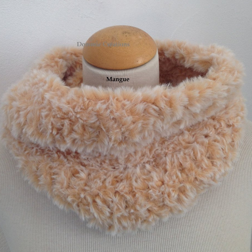 Grand snood  col écharpe femme - tricoté main - coloris mangue très doux et chaud en laine aspect fourrure