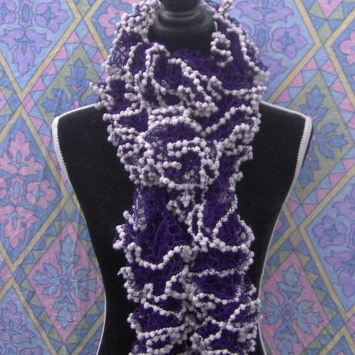 Echarpe foulard violet ornée de petits pompons blancs