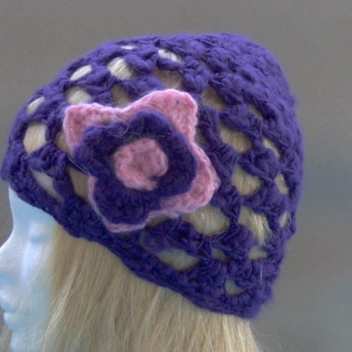 Bonnet violet crochete avec rosace
