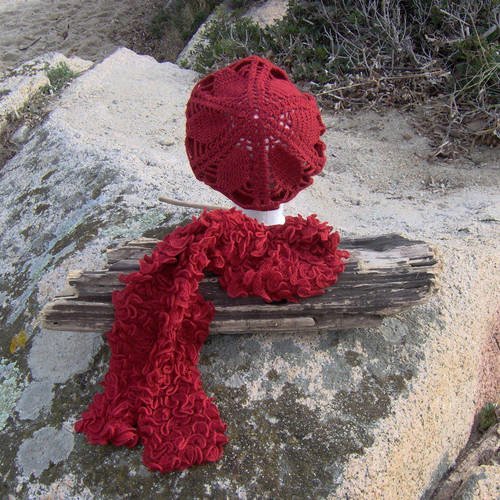 Un ensemble  beret au crochet, écharpe assortie frou frou rouge