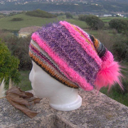 Bonnet retombant:coloris rose fluo, parme, gris, pompon imitation fourrure