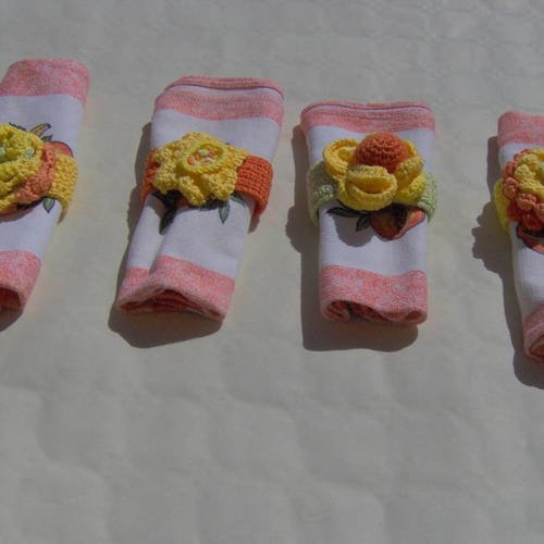 Ronds de serviettes en coton crochetés aux couleurs estivales