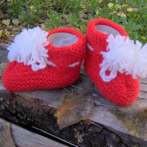 Chaussons bébé pour garçon ou fille, tricoté main au point mousse rouge, pompon blanc,3 à 6 mois, cadeau de naissance