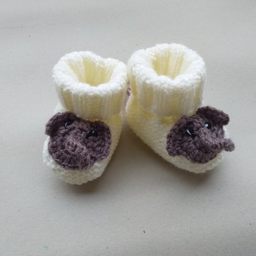 Chaussons bébé ecru pour garçon ou fille applique éléphant 3 à 6 mois, tricotés main en 100% acrylique
