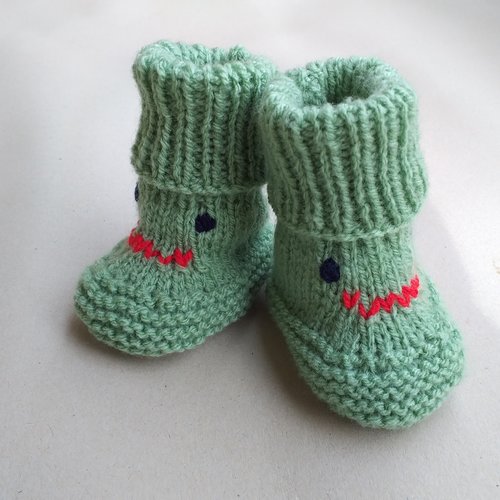 Chaussons bébé mixte, bottines, tricotés main en 100% acrylique, coloris vert amande