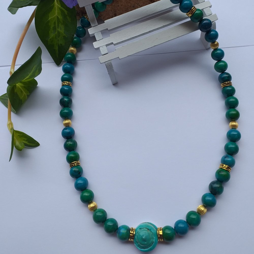 Collier tour de cou en perles naturelles, coquillage cauri teinté émeraude, choker perles de 8mm vert émeraude pour femme, cadeau, fêtes
