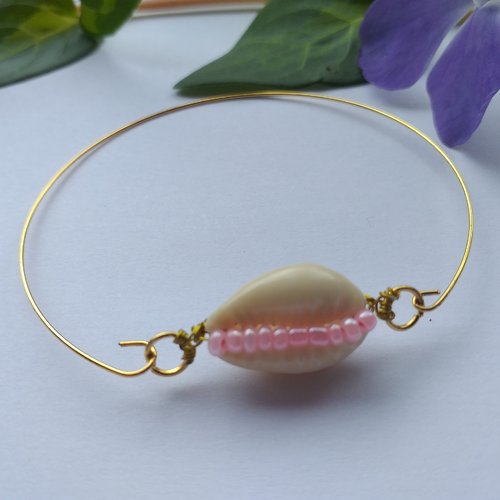 Bracelet jonc, doré, cauri naturel garni de perles de rocaille roses, pour femmes, jeunes filles