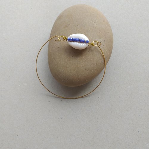 Bracelet fin jonc acier inoxydable or, cauri naturel, centré par des perles rocaille bleues pervenche, pour femmes, filles
