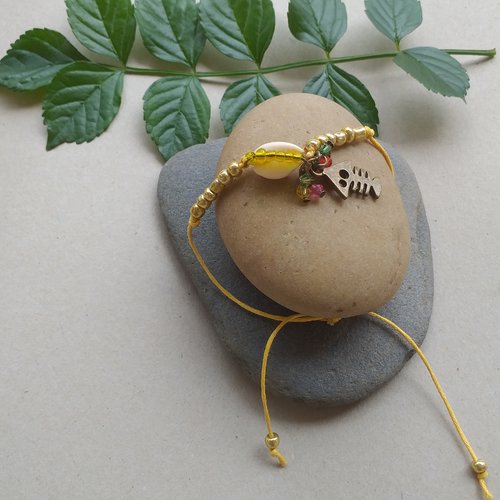 Bracelet d'été, petit cauri naturel garni de pierre de rocaille or, breloque arêtes de poisson en bronze, diverses perles à facettes