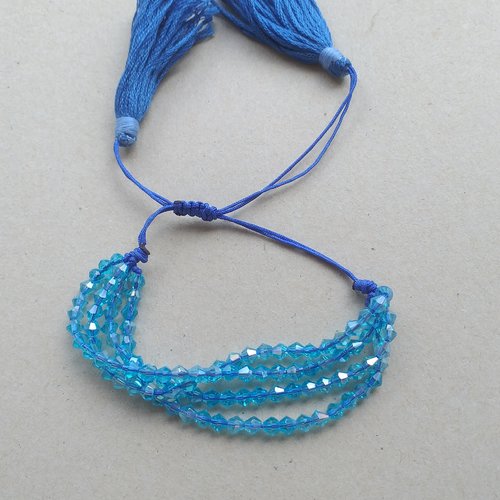 Bracelet en pierre, perles en cristal sous forme de bicône multi rang  turquoise, fil nylon bleu roi, glands en coton assortis
