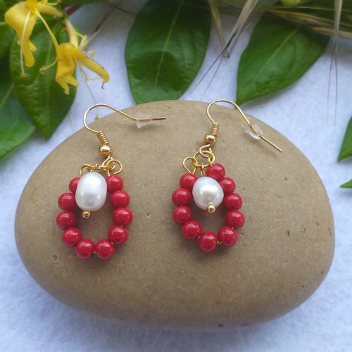 Boucles d'oreilles anneau ovale en perles de corail rouge, au centre une perle d'eau douce, acier inoxydable or.