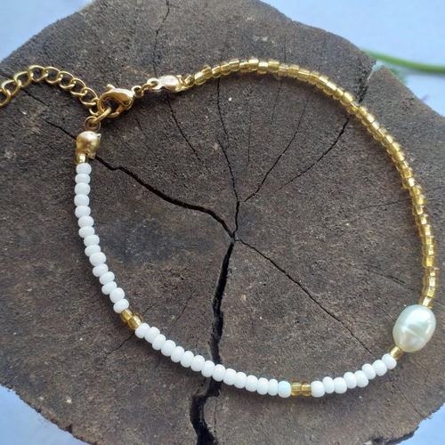 Bracelet minimaliste monté sur perles de rocaille blanches et or, avec une perle cylindre d'eau douce pour femmes, jeunes filles.