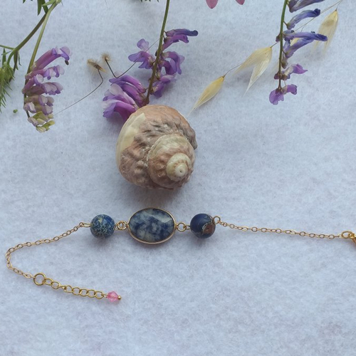 Bracelet en pierres naturelles agathe bleue, connecteur quartz, chaîne à maillons en acier inoxydable or.
