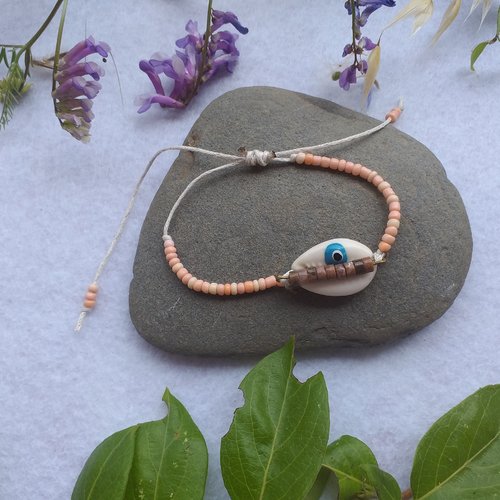 Bracelet coquillage cauri oeil turc bleu ciel agrémenté de pierres naturelles cube marron et perles de rocaille pastel rose, beige.