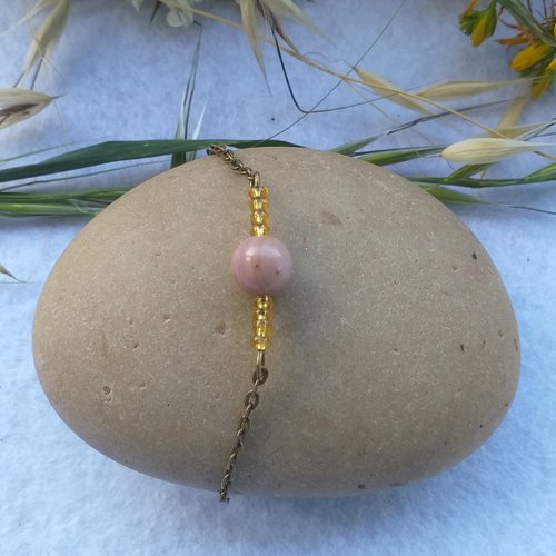 Bracelet fin, chaîne bronze, perle naturelle vieux rose, petites rocailles dorées, bijoux cadeau pour elle.