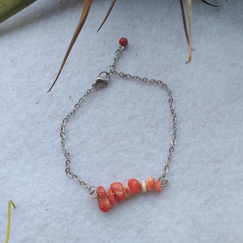 Bracelet minimaliste en corail rose, chips sur chaîne acier inoxydable argent. chaîne d'extension perle corail rouge.