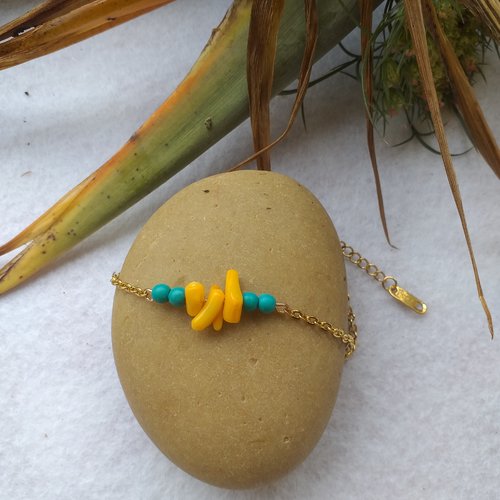 Bracelet minimaliste en corail jaune, chips et perles howlite turquoise sur chaîne en acier inoxydable or