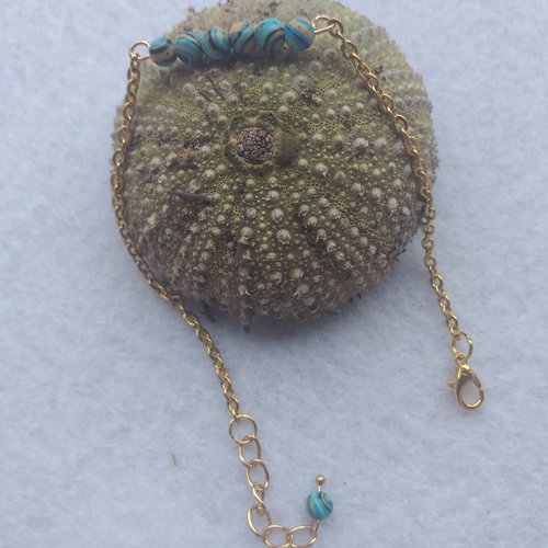 Bracelet minimaliste pour femmes, perles pierre naturelle malachite paon, sur chaîne acier inoxydable or.