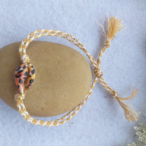 Bracelet bohème coquillage cauri imprimé panthère, en fil d'or, en coton beige pour tous.