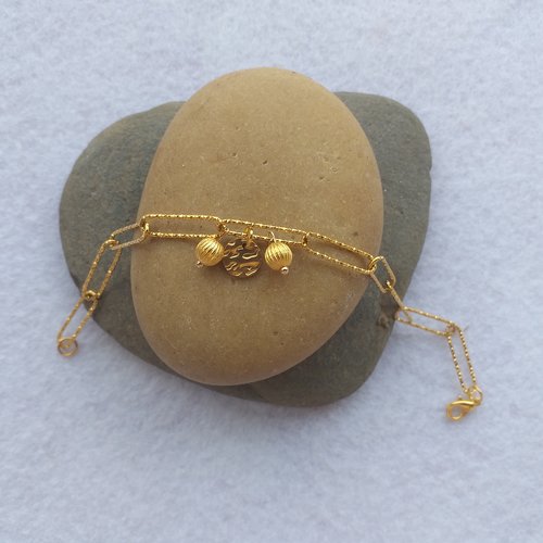 Bracelet chaîne maille trombone en laiton or scintillant, breloques perles et pendentif.