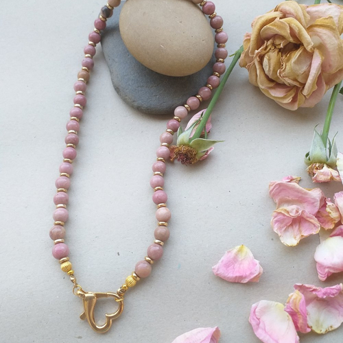 Collier femme à la mode, perles naturelles vieux rose, perles intercalaires en acier inoxydable, fermoir mousqueton coeur.