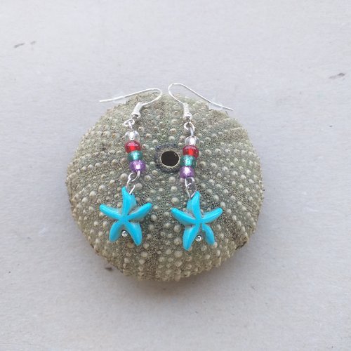 Boucles d'oreilles motif étoile de mer en howlite turquoise, parées de 4 perles de rocailles, en acier inoxydable argent.