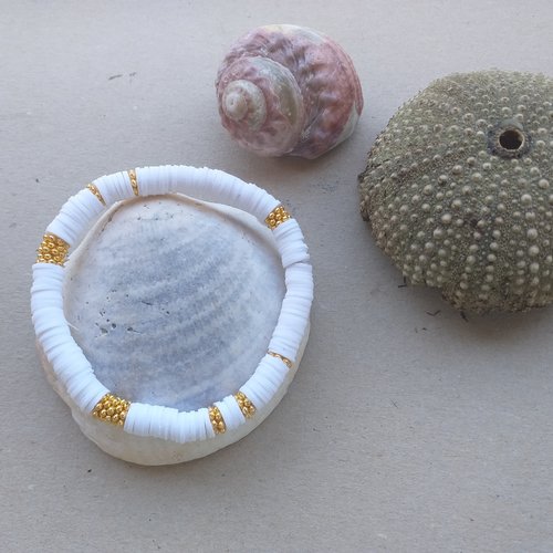 Bracelet tendance en perles heishi blanc, intercalaires dorées pour tous, bracelet empilable, bracelet élastique.