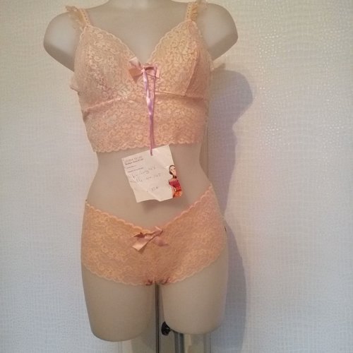 Ensemble lingerie caraco+culotte bandeau en dentelle  saumon/nude  taille 40 bonnet 90/95..
