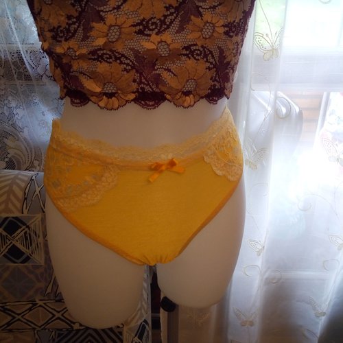 Culotte model string en lycra et dentelle de calais jaune taille 40/42.