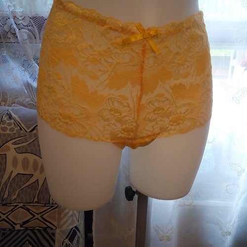 Culotte model string taille haute en dentelle de calais jaune taille /42.