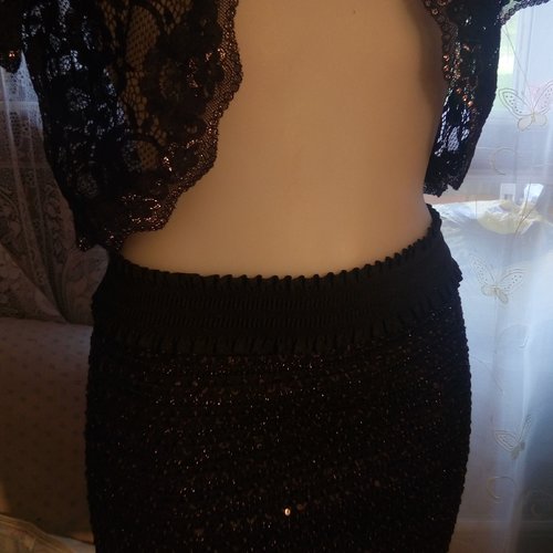 Mini jupe  en dentelle crochet elastique noir brodé sequins;longueur 35 cm; tailles disponibles 34. 36.38 . .