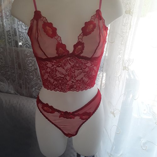 Ensemble lingerie caraco +culotte string en dentelle rouge taille s 38/40 .