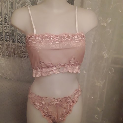 Ensemble -lingerie détente caraco+culotte en dentelle et broderie  sur tulle blanc fleurs roses/chair taille  40 /42.