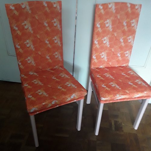 Lot deux housses de chaises extensibles couleur orange et blanche tete carré.